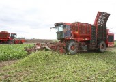 Ukraina.Gospodarstwo rolne zamienie duze ilosci ziemniakow na maszyny,