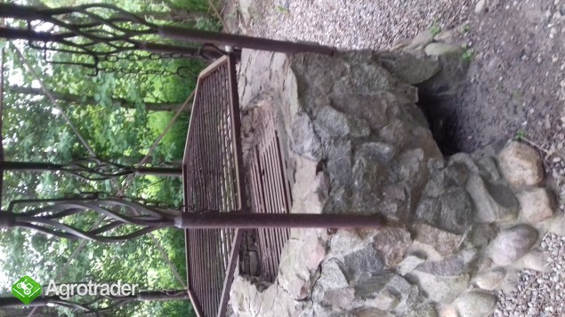 Konstrukcja metalowa altany z grilem i elementami pod ławki oraz kamie - zdjęcie 1