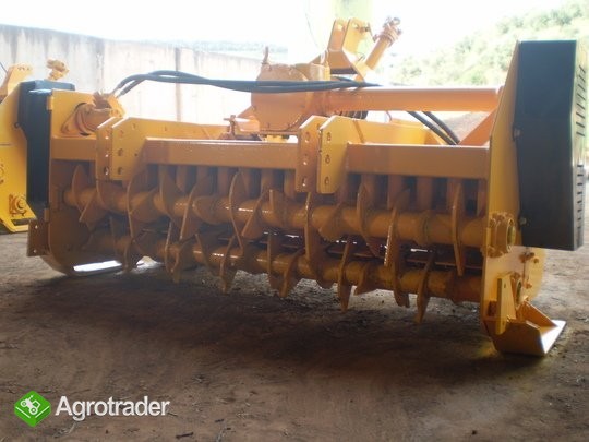 TRITURADORA DE RAMAS AUTOALIMENTADA